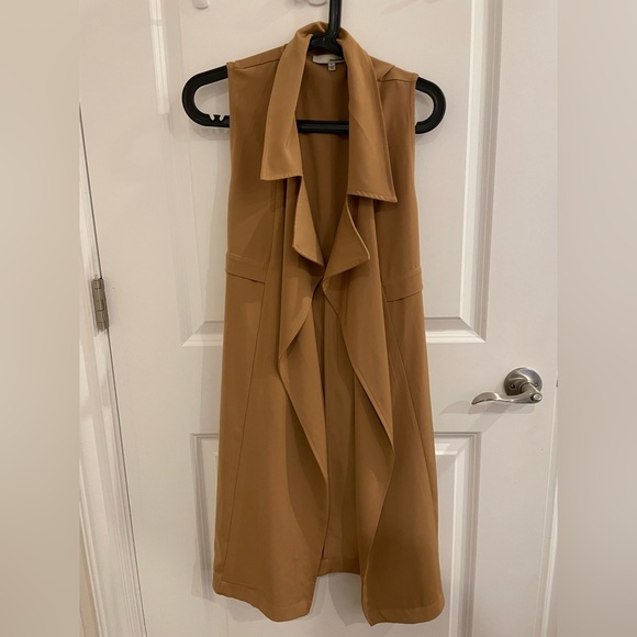 *New condition, no tags* June & Hudson Sleeveless Trench Coat - Picture 5 of 5